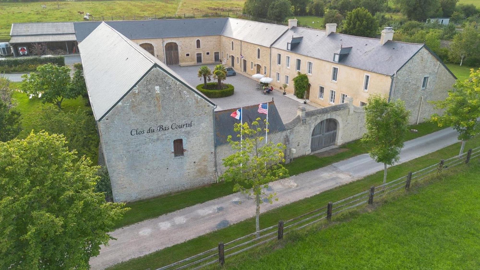 Le Clos Du Bas Courtil Guesthouse B&B Omaha Beach Osmanville Exterior photo